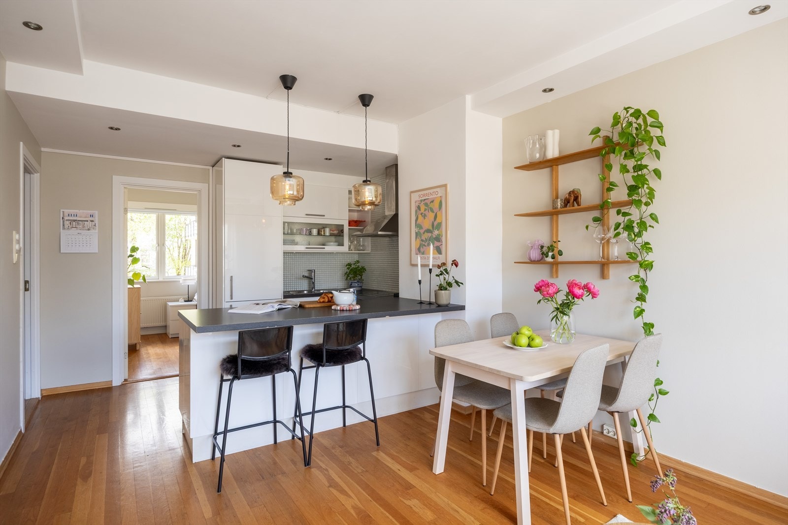 Leiligheten har en moderne standard og en effektiv planløsning bestående av 3 gode soverom mot rolig bakgård, åpen stue/kjøkken løsning, romslig bad og gang. Galleribilde