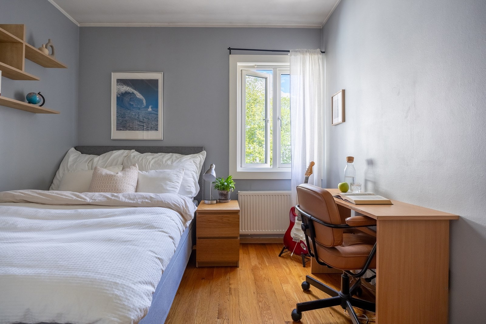 Soverom 3 er også av god størrelse med god plass til dobbeltseng, garderobe og skrivepult. Galleribilde