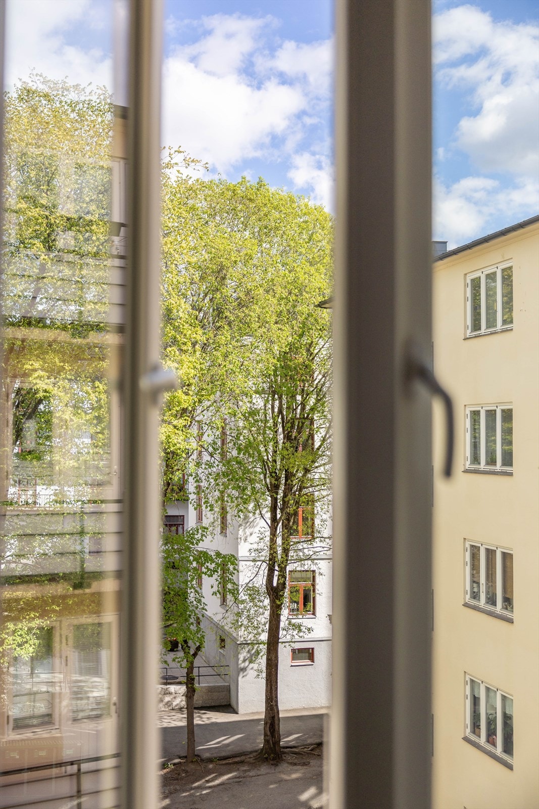 Soverommene vender mot frodig og rolig gårdsrom. Galleribilde