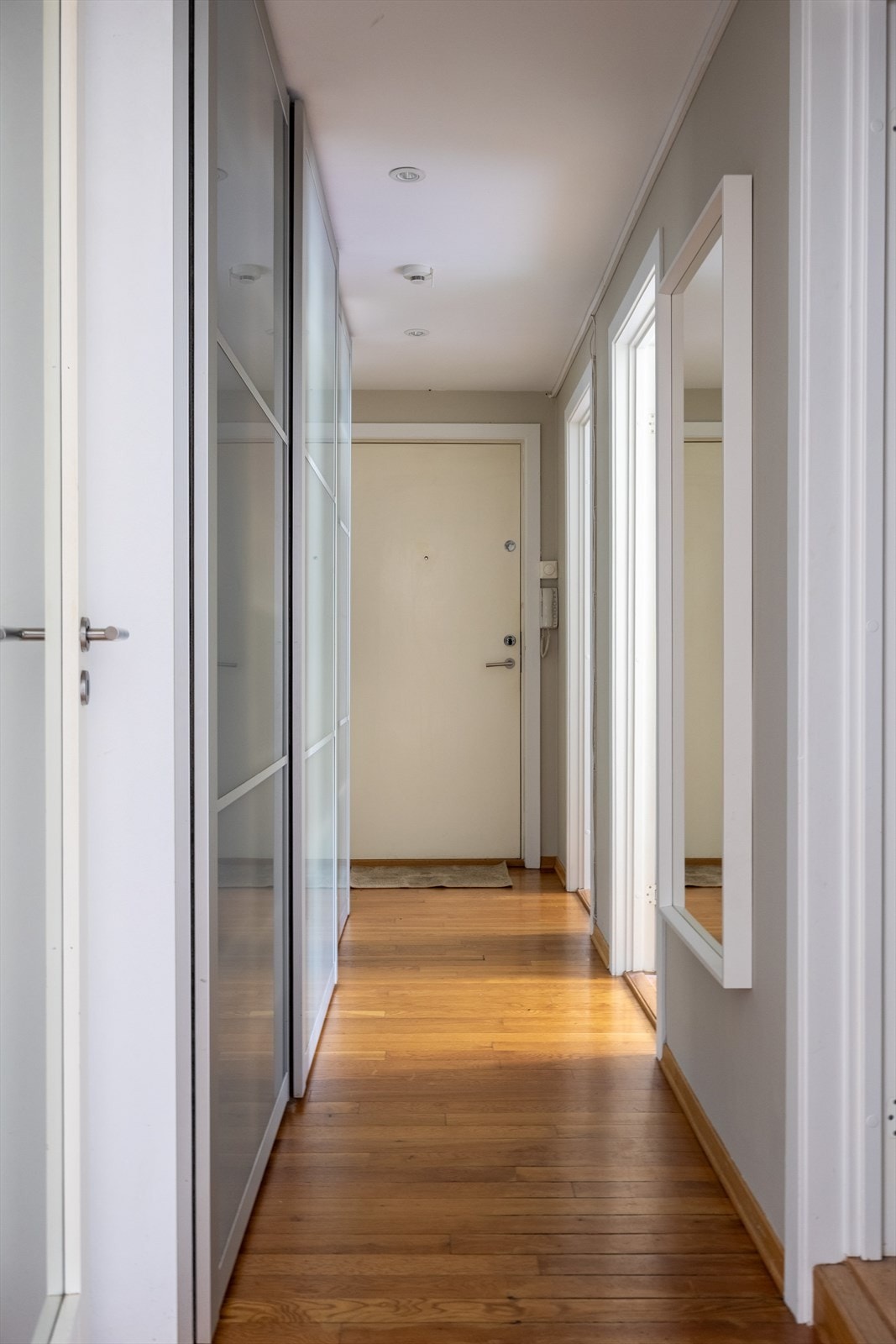 Gang med porttelefon, downlights i tak og god oppbevaringsplass i skyvedørsgarderobe. Galleribilde