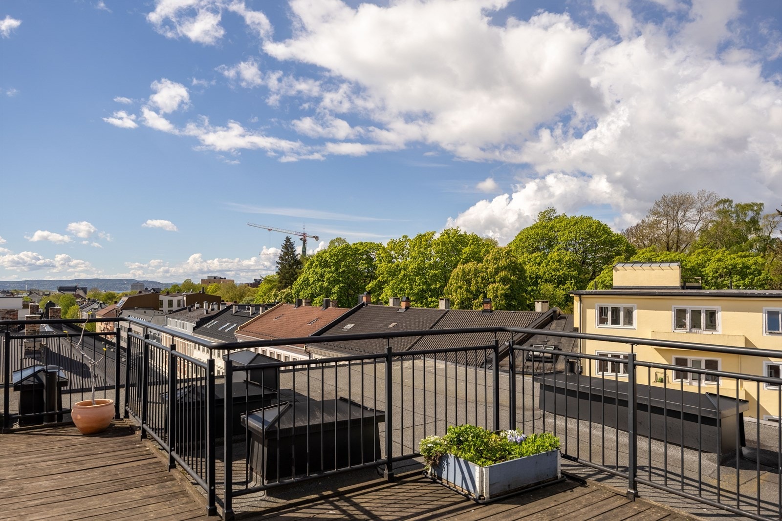 En lys og moderne 4-roms selveierleilighet beliggende høyt og fritt i 5. etasje med heis, samt en stor felles takterrasse med supre sol- og utsiktsforhold over byens tak! Galleribilde