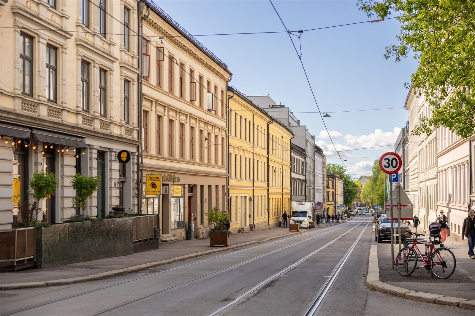 Nabolaget har et sjeldent godt og bredt tilbud - rett ved finner du trikkestopp og dagligvare, samt flere av byens beste restauranter og fineste parker med bl.a. Stensparken rett over gaten. Galleribilde