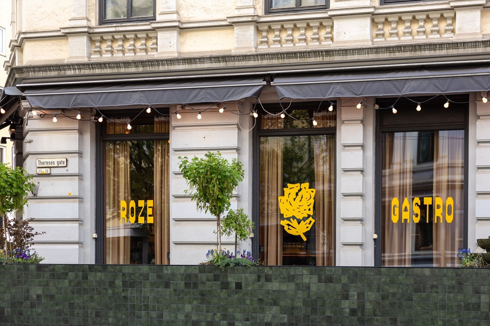 Flere koselige serveringssteder og nabolagsrestauranter på rekke og rad i Thereses gate og i området. Galleribilde