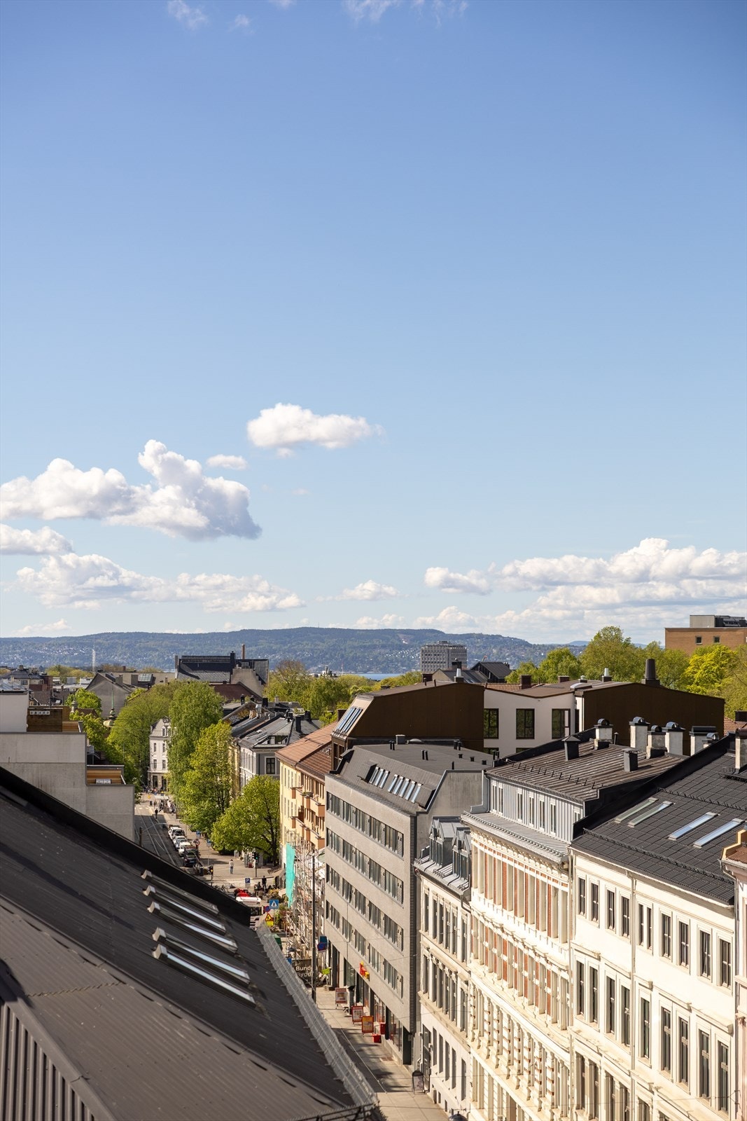Fra takterrassen kan man skimte Oslofjorden i det fjerne. Galleribilde