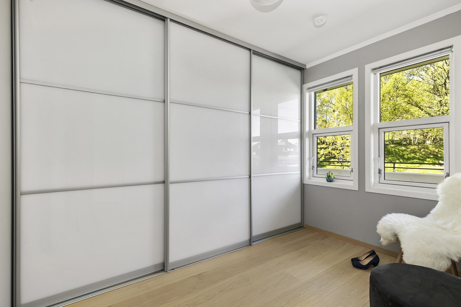 Også dette soverommet er utstyrt med en stor skyvedørsgarderobe. Galleribilde
