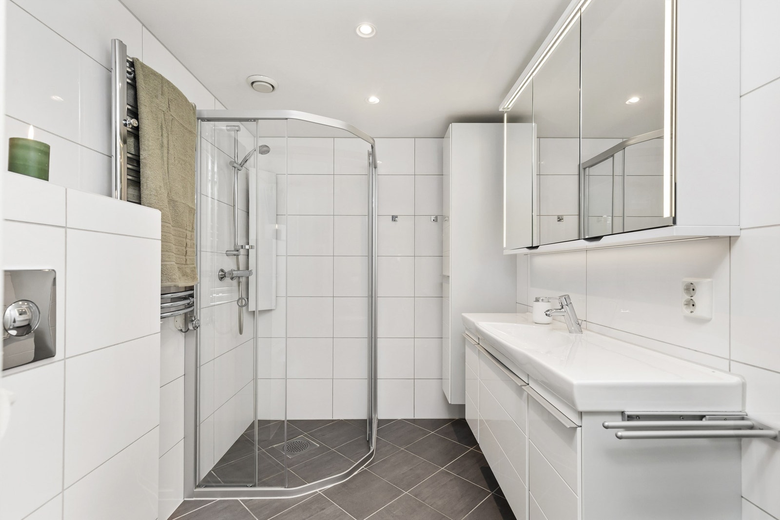 Badet har vannbåren gulvvarme og ble oppgradert i 2024 med ny innredning og LED-spotter. Galleribilde