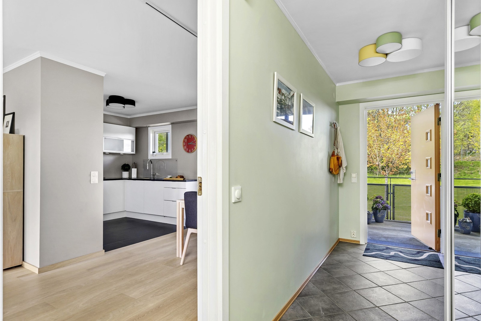 Innbydende entré med slitesterke fliser på gulvet og plass til å henge fra seg yttertøy. Galleribilde
