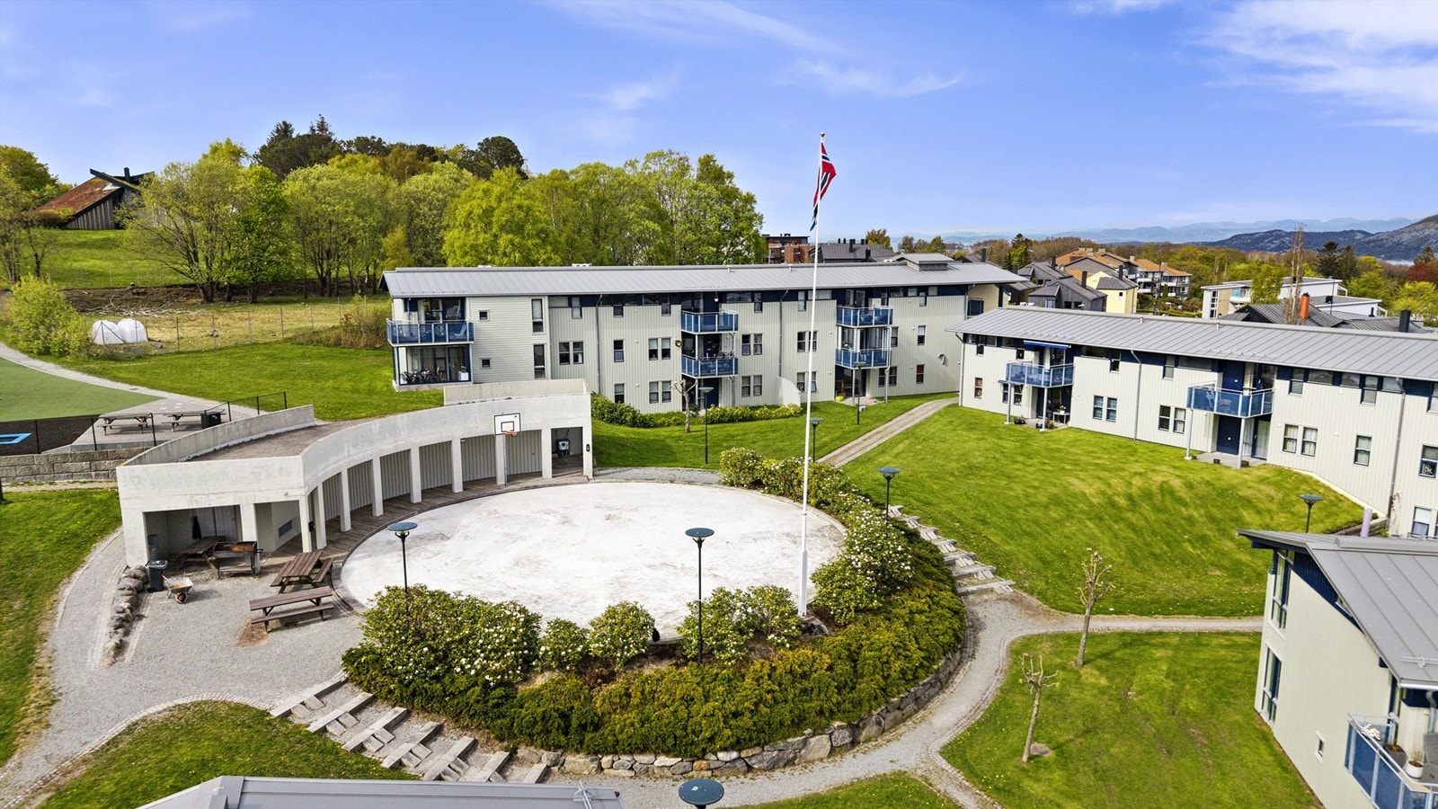 Fellesområdene er opparbeidet med lekeplass og ballplass, til glede for store og små. Galleribilde