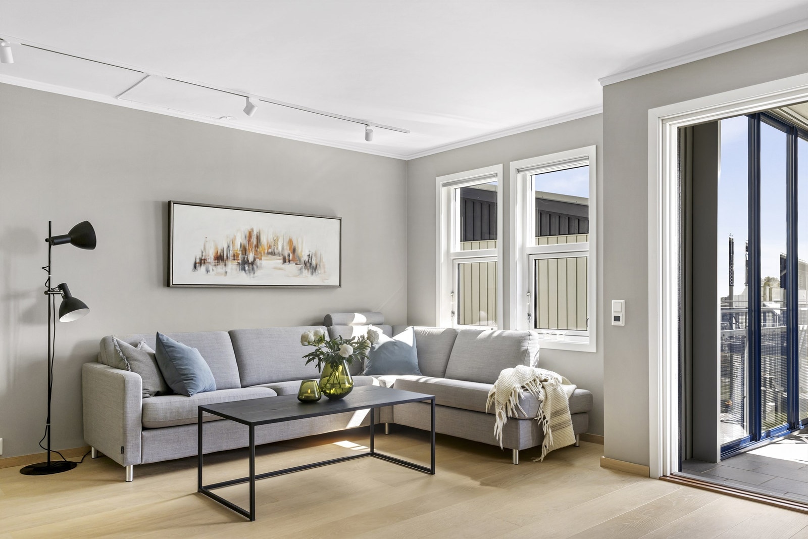 Stuen er romslig og lett å møblere, med plass til en stor sofagruppe. Galleribilde