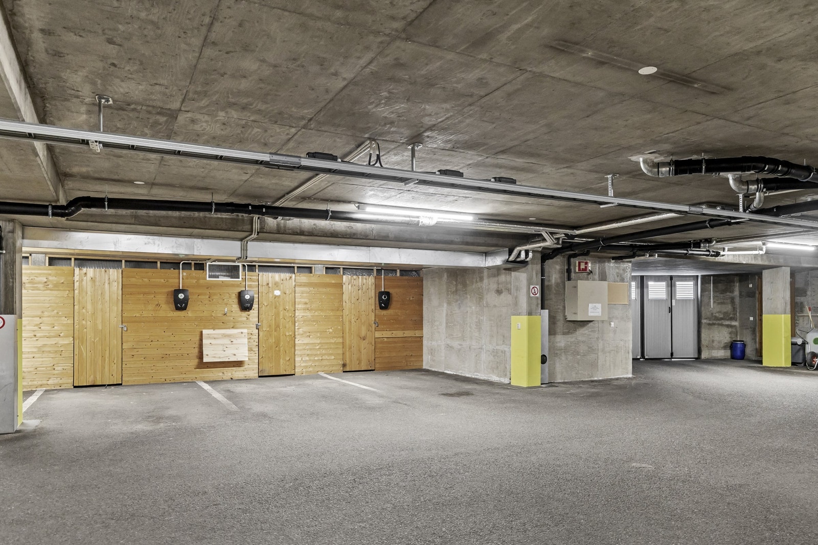 Egen parkeringsplass (nr. 133c) i felles garasjeanlegg, med installert elbillader og tilhørende sportsbod. Galleribilde