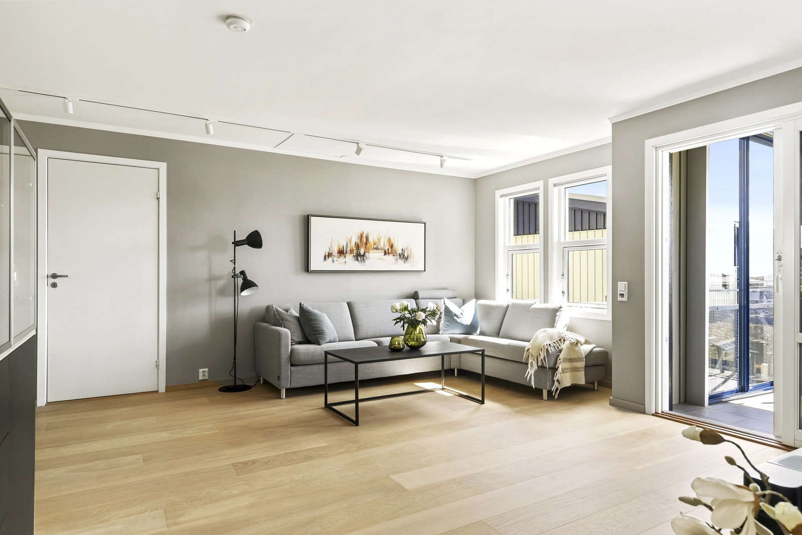 Fra stuen er det utgang til den innglassede terrassen via en skyvedør i malt tre. Galleribilde
