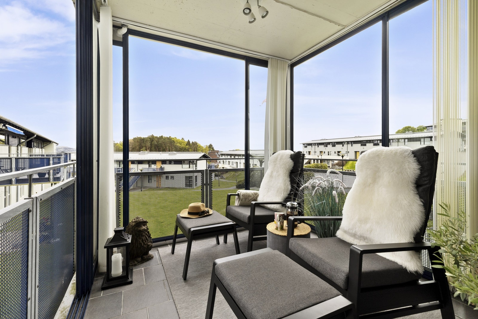 Terrassen er en skjermet og privat uteplass med plass til en komfortabel sittegruppe. Galleribilde