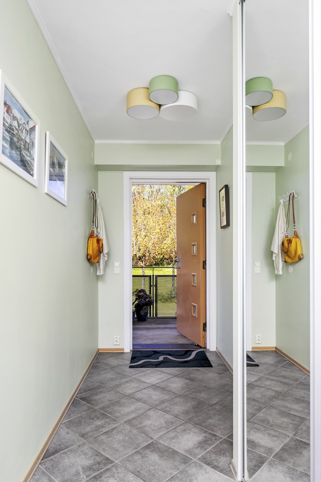 Entréen har en romslig skyvedørsgarderobe med speilfronter, som gir rikelig med oppbevaringsplass. Galleribilde