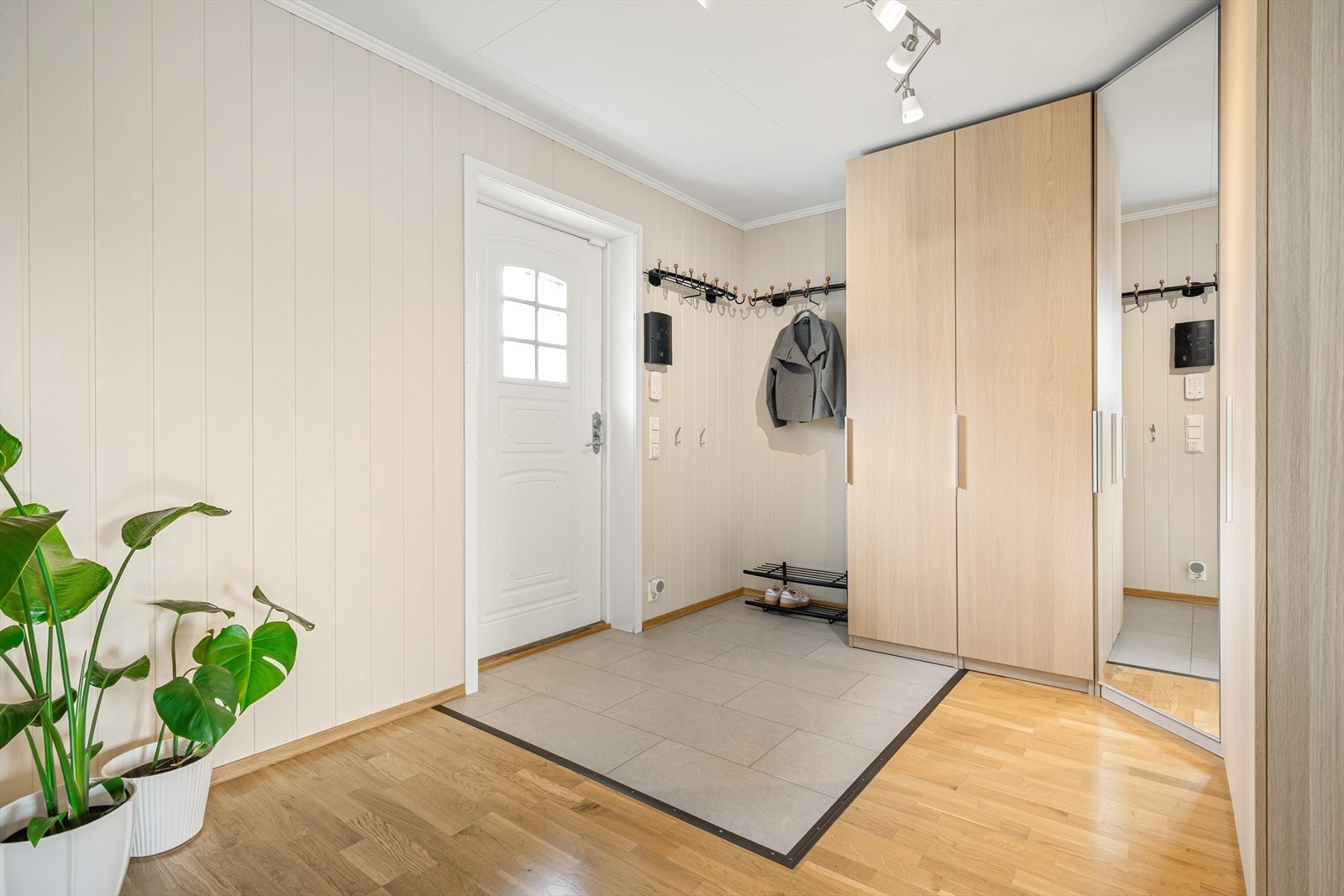 En lys og funksjonell entré ønsker velkommen med god plass til oppbevaring av yttertøy og sko. Galleribilde