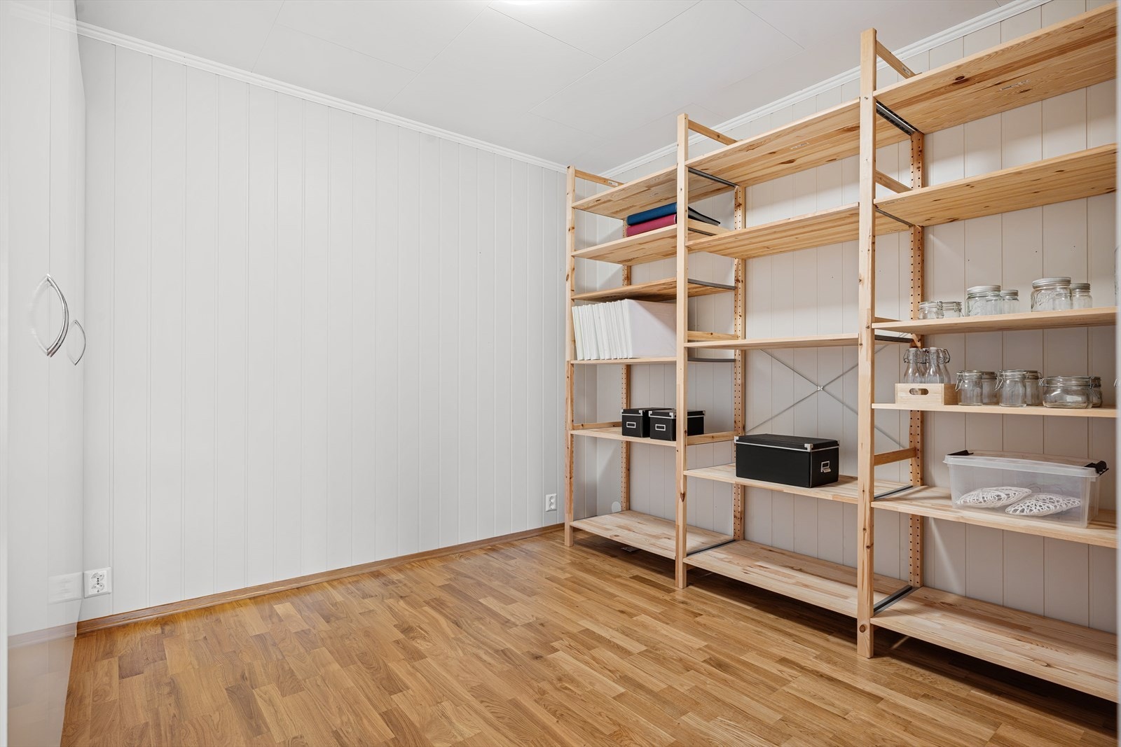 Romslig lagringsrom med mange muligheter. Galleribilde