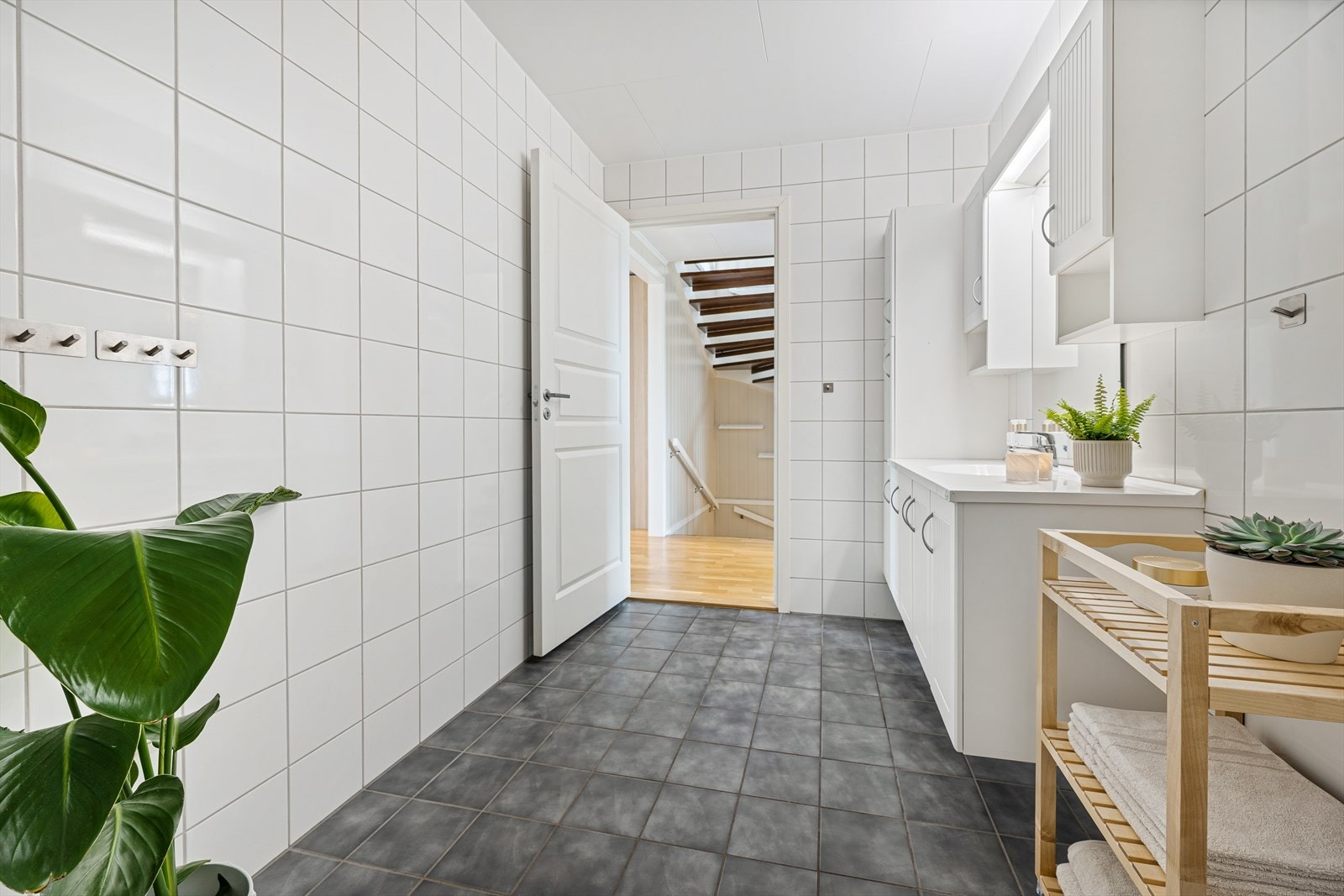 Godt med skapplass på badet gir ryddig oppbevaring. Galleribilde