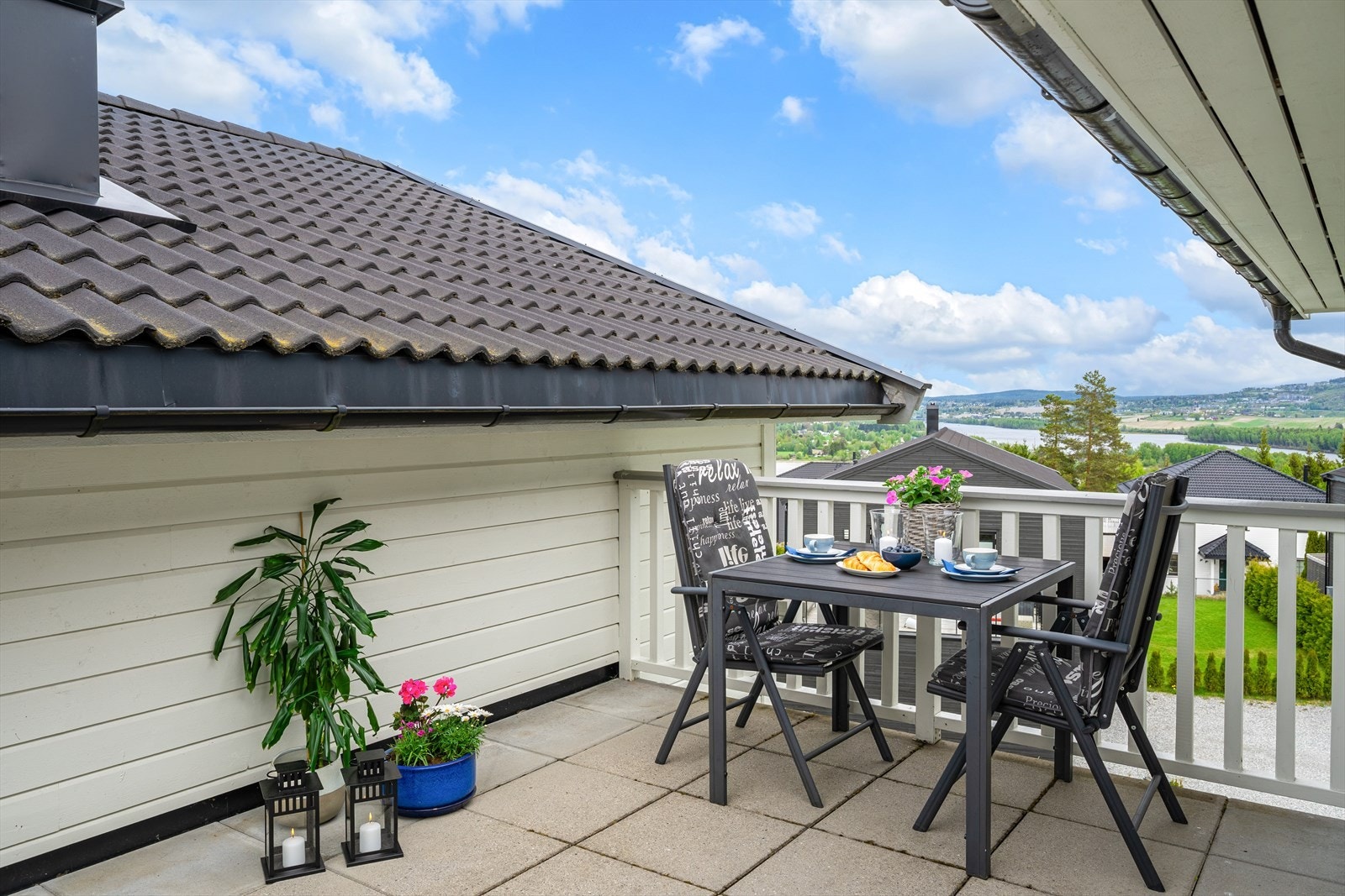 Fra takterrassen i andre etasje er det fin utsikt over nærområdet. Galleribilde