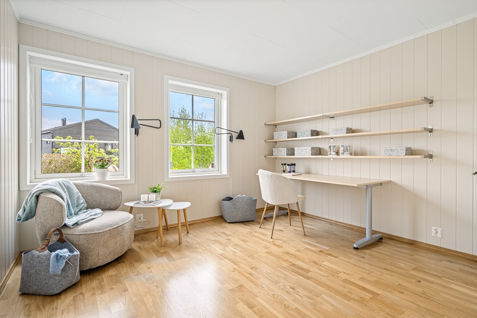 Underetasjen inneholder to av boligens fem soverom. Delen hvor det på tegninger er inntegnet en TV-stue er i dag inntatt i de to soverommene til fordel for større soverom. Galleribilde