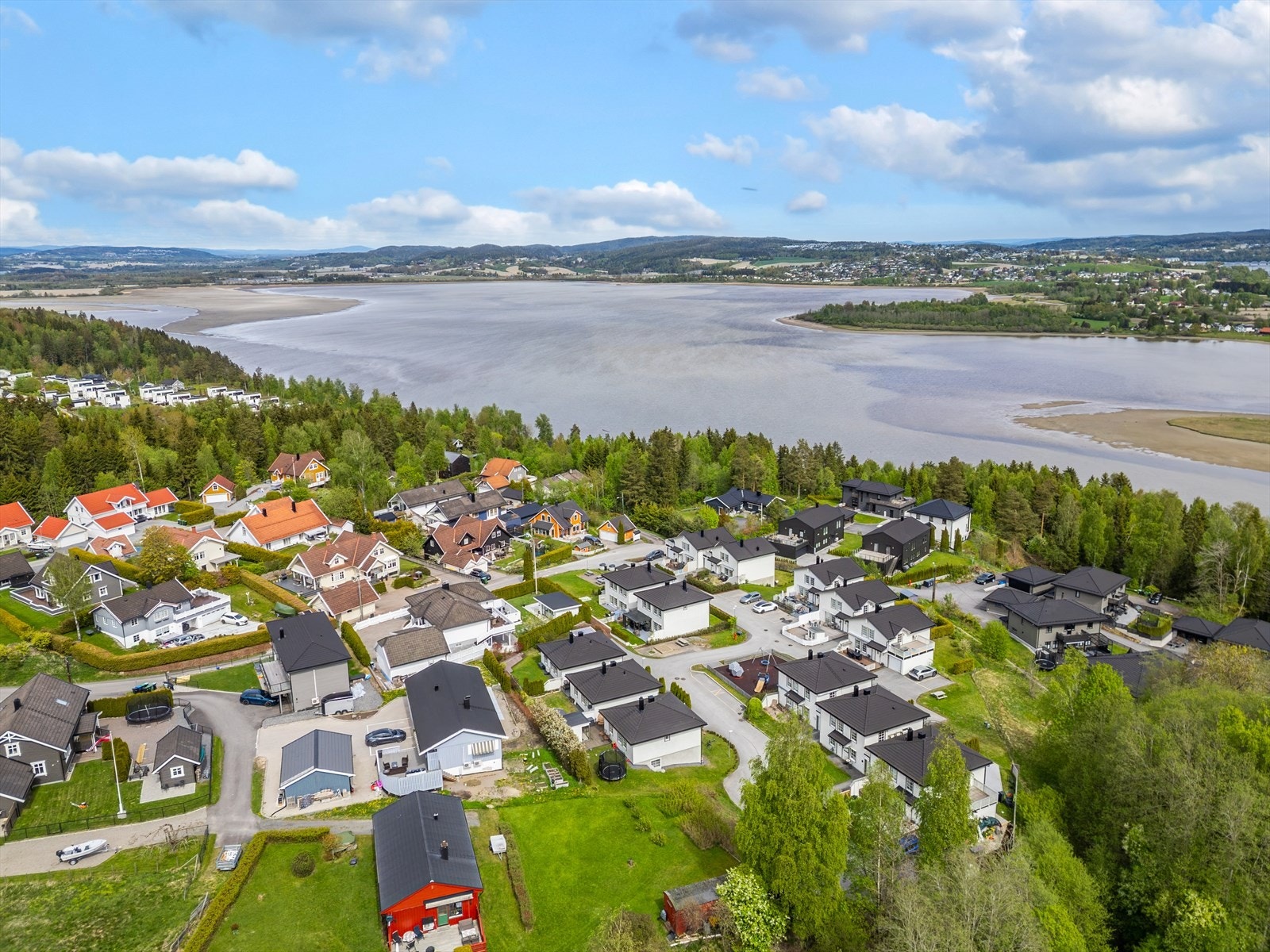 En kort sykkeltur unna ligger Nebbursvollen Friluftsbad, Lillestrøms populære badested med basseng, vannsklier, grøntområder, kiosk med mer. Galleribilde