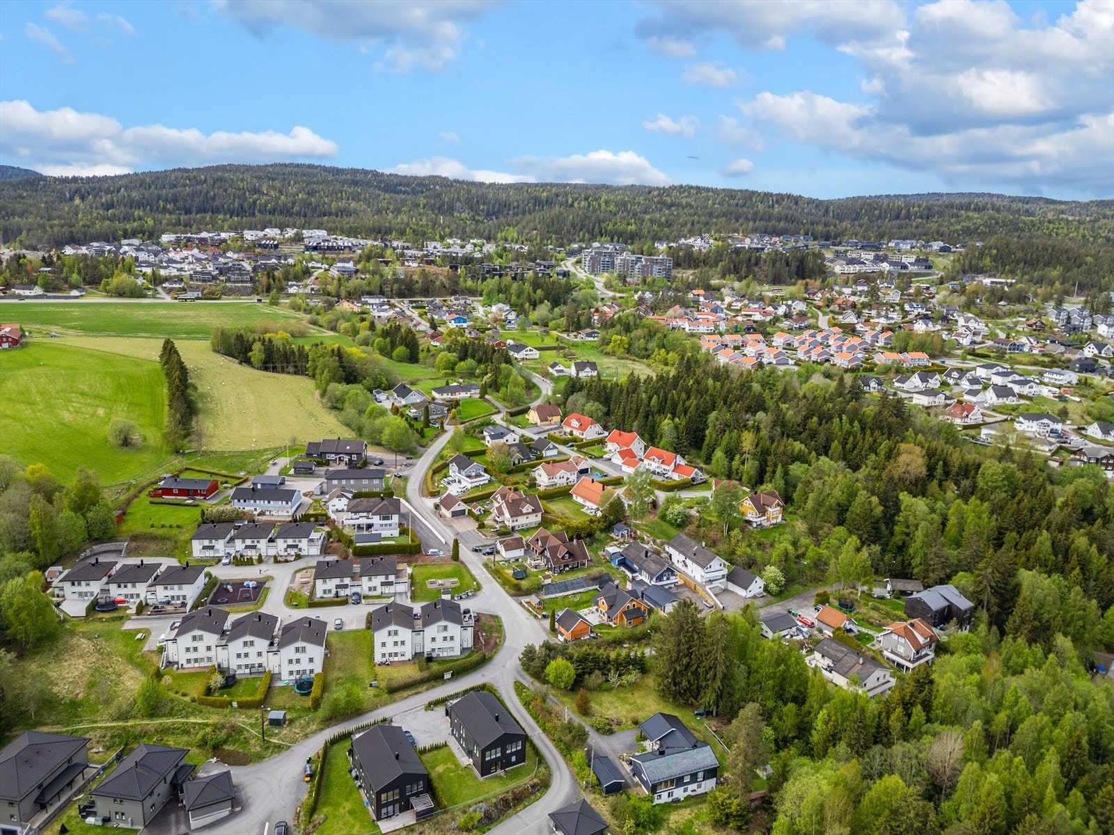 Området har nærhet til flotte tur- og friluftsområder, skoler, barnehager, offentlig kommunikasjon og gode servicetilbud. Galleribilde