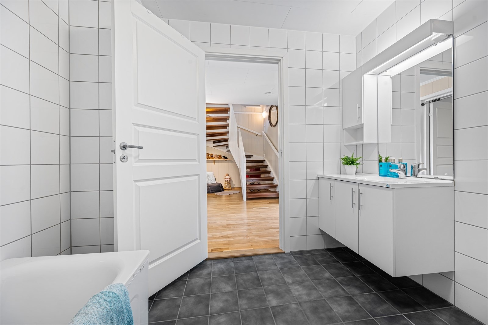 Badet i underetasjen er utstyrt med badekar og har elektriske varmekabler i gulvet. Galleribilde