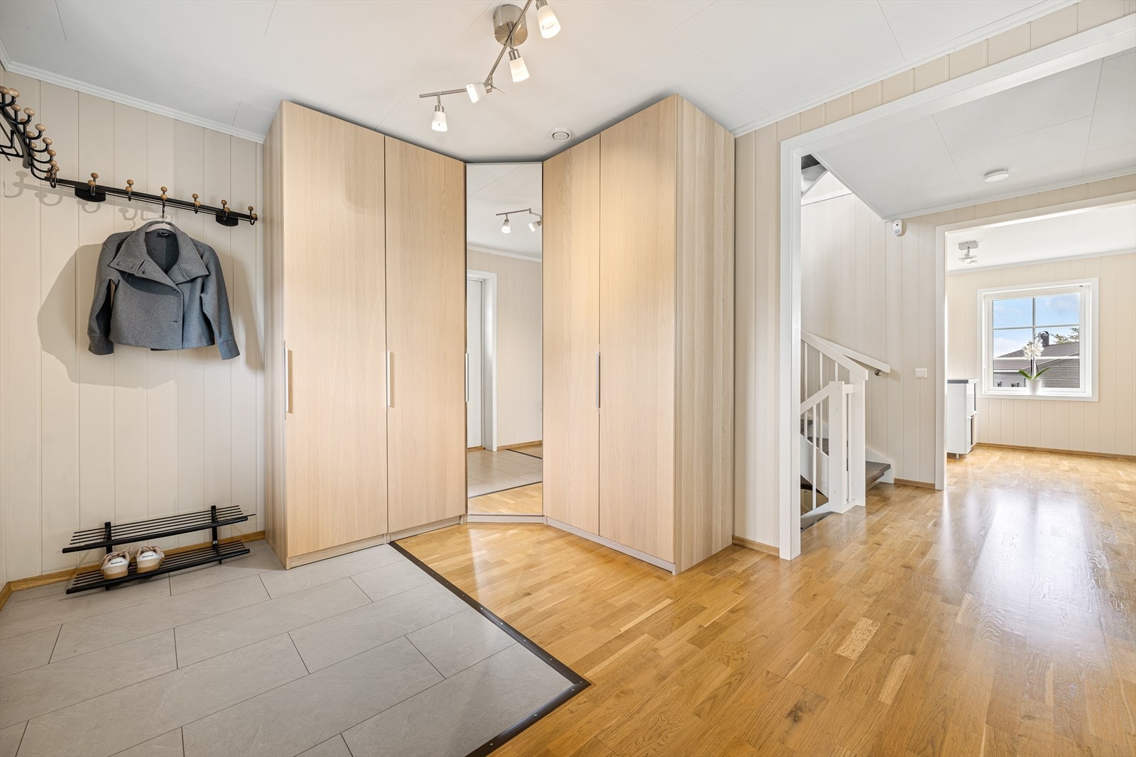 Deler av gulvflaten er tilpasset entrè med varmekabler. Fra entréen glir overgangen naturlig over i eikeparkett, som er gjennomgående i de fleste oppholdsrom. Galleribilde