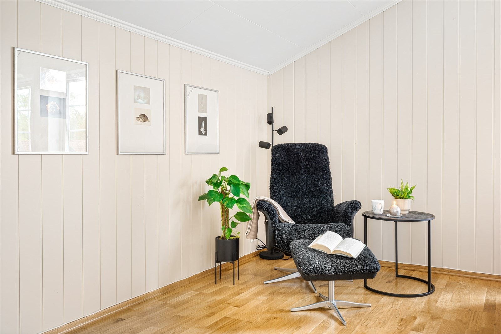 Stuen har flere soner, med plass til både sofagruppe og en rolig lesekrok. Galleribilde