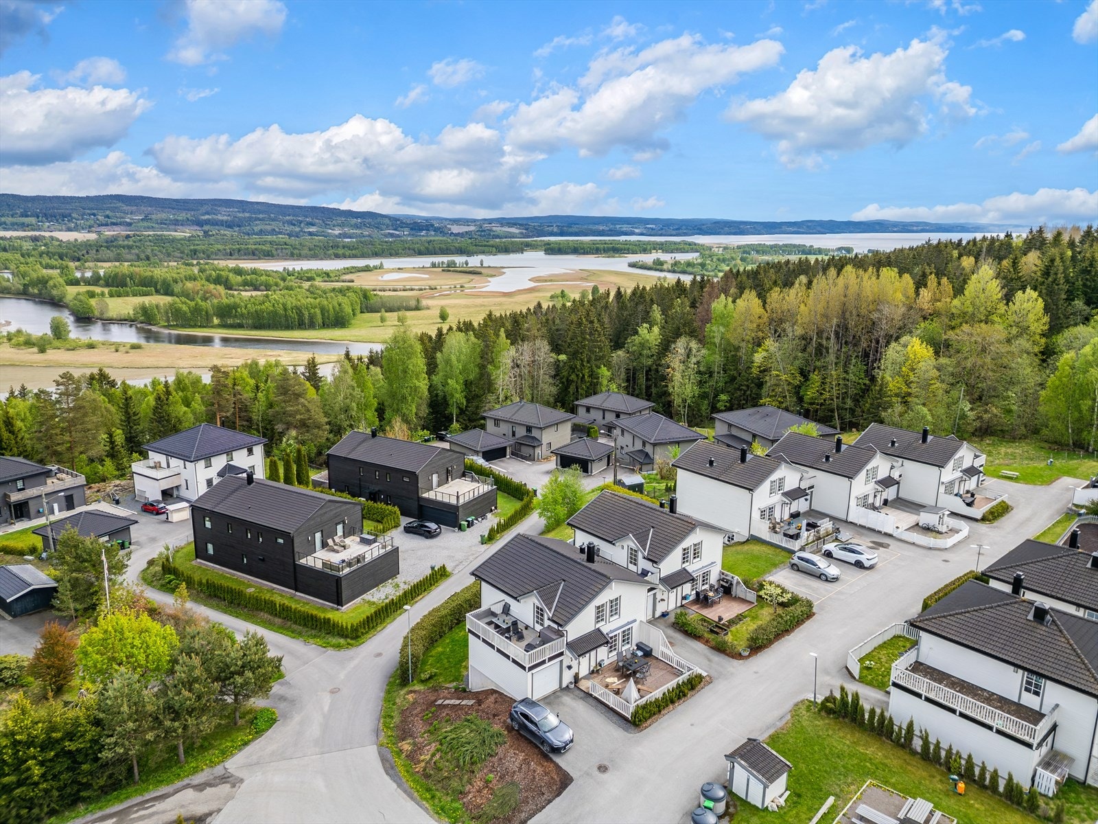 Koselig sameie med felles lekeplass og fellesarealer med benker, bord og boccabane. Galleribilde