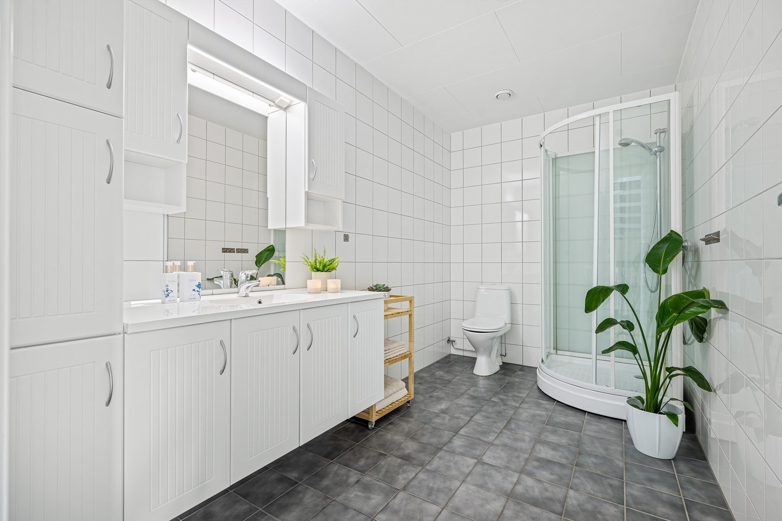 Badet i første etasje har dusjkabinett, elektriske varmekabler og balansert ventilasjon. Galleribilde