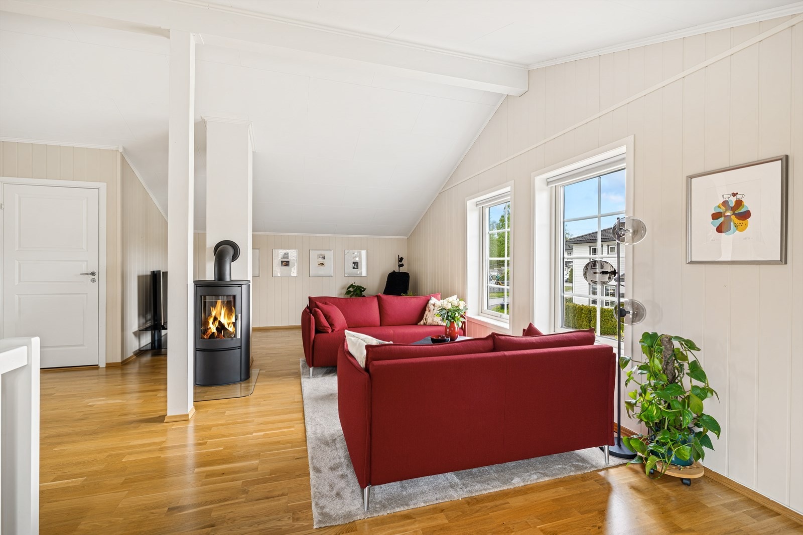 En peisovn fra byggeåret gir ekstra varme og hygge, supplert av en varmepumpe fra 2020. Galleribilde
