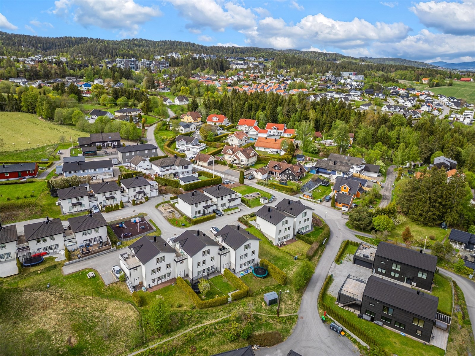 Kort vei til skoler og barnehager, samt gode servicetilbud. Galleribilde
