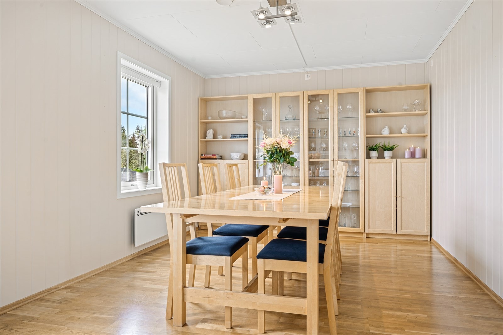 Gjennomgående eikeparkett og lyse, malte flater gir et helhetlig inntrykk. Galleribilde