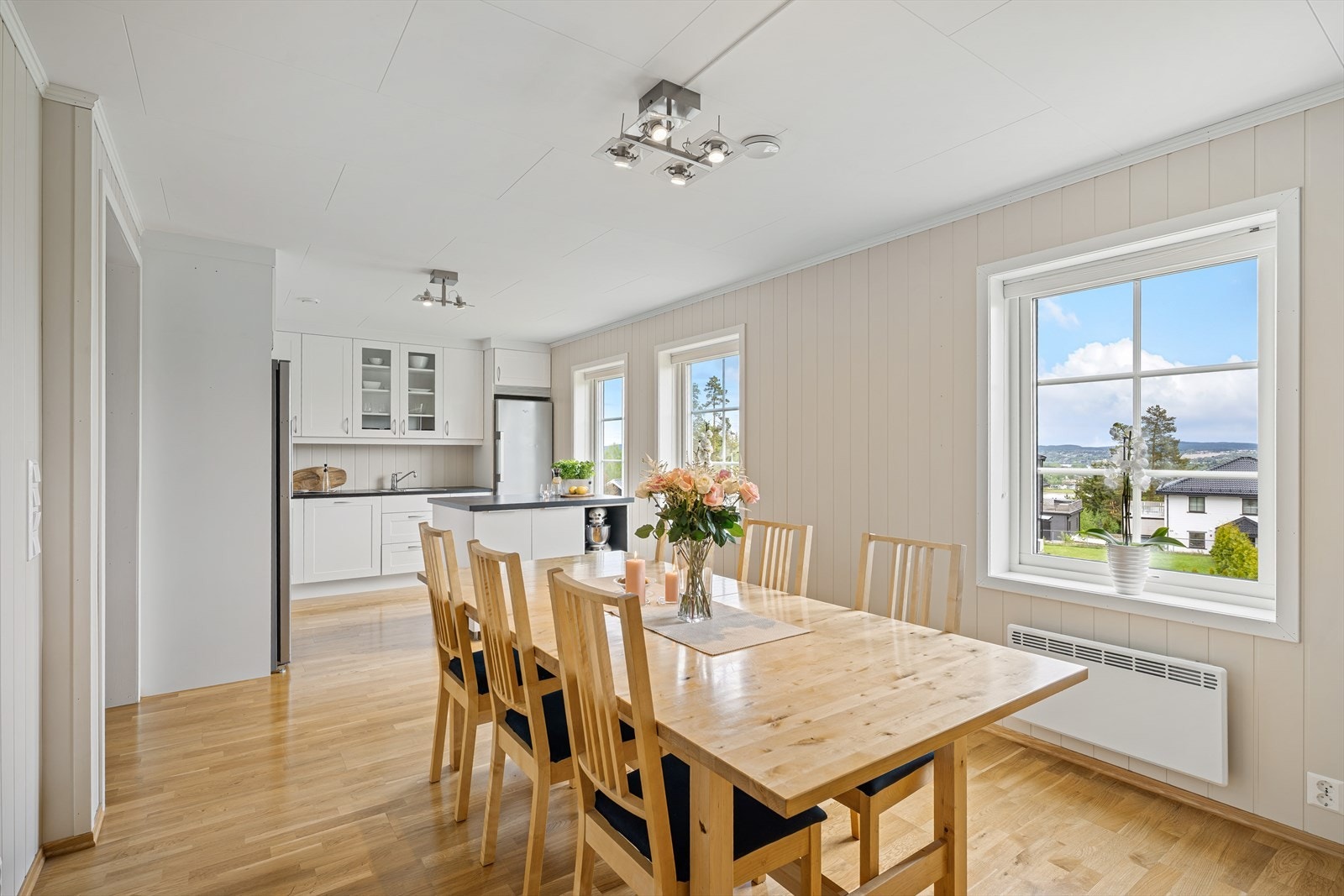 Spisestuen har plass til et stort langbord og nyter godt av lysinnslipp fra flere vinduer. Galleribilde