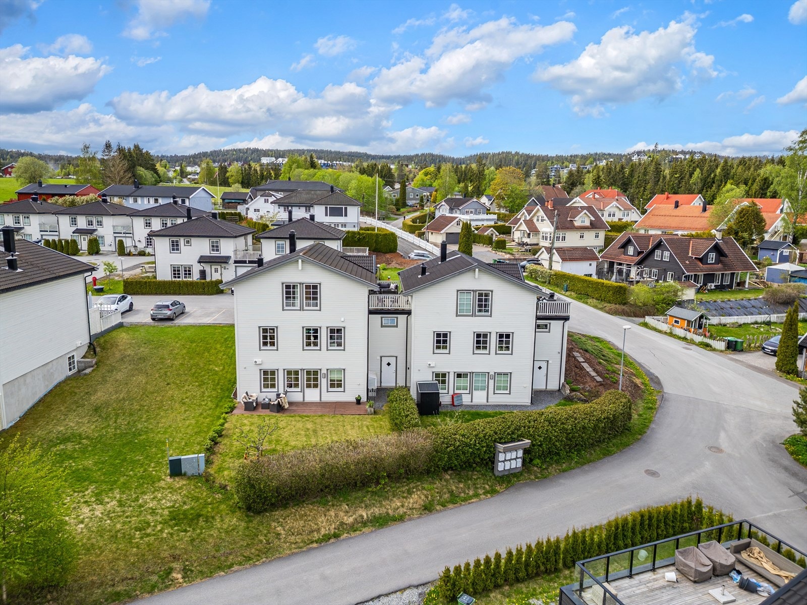 Eiendommen ligger i et etablert og barnevennlig boligområde på Fjerdingby. Praktisk tilhørende utebod på ca. 5 m² i tilknytning til underetasjen med utvendig adkomst. Galleribilde