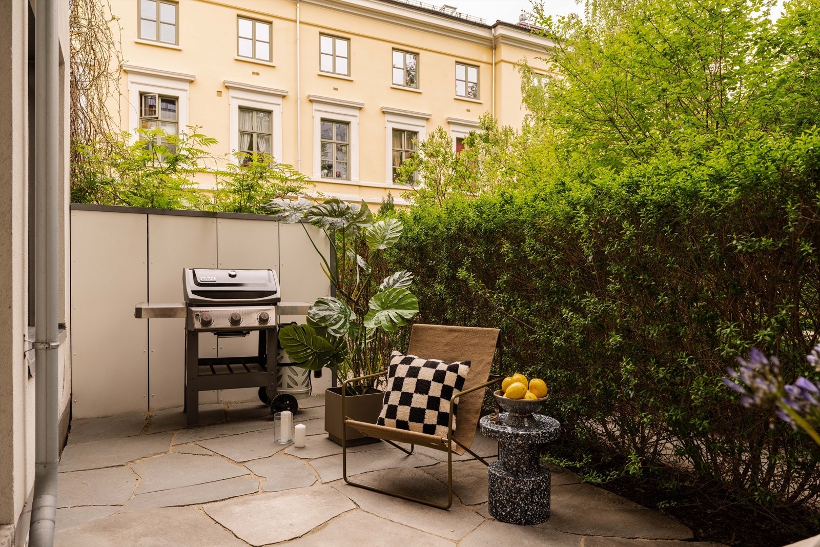Her er det god plass for utemøbler, grill og beplantning. Galleribilde
