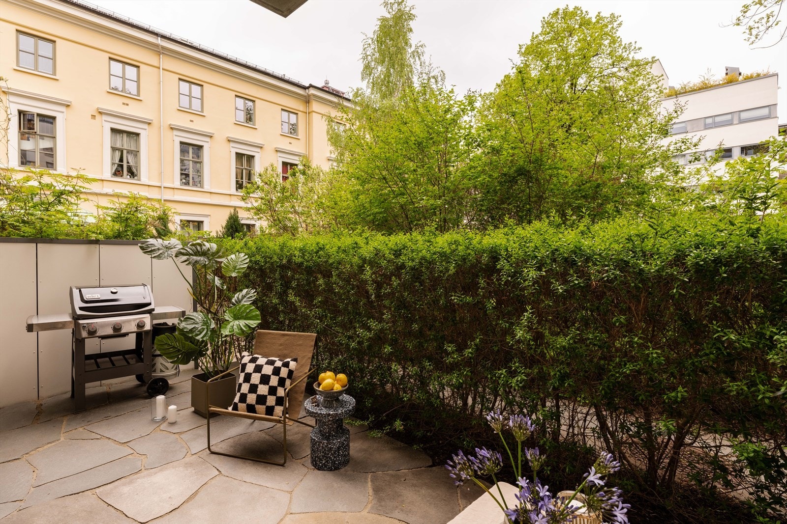 Denne leiligheten har virkelig en sjelden kombinasjon av sentral beliggenhet og fredelige omgivelser - med stor, vestvendt markterrasse mot grøntarealer. Galleribilde