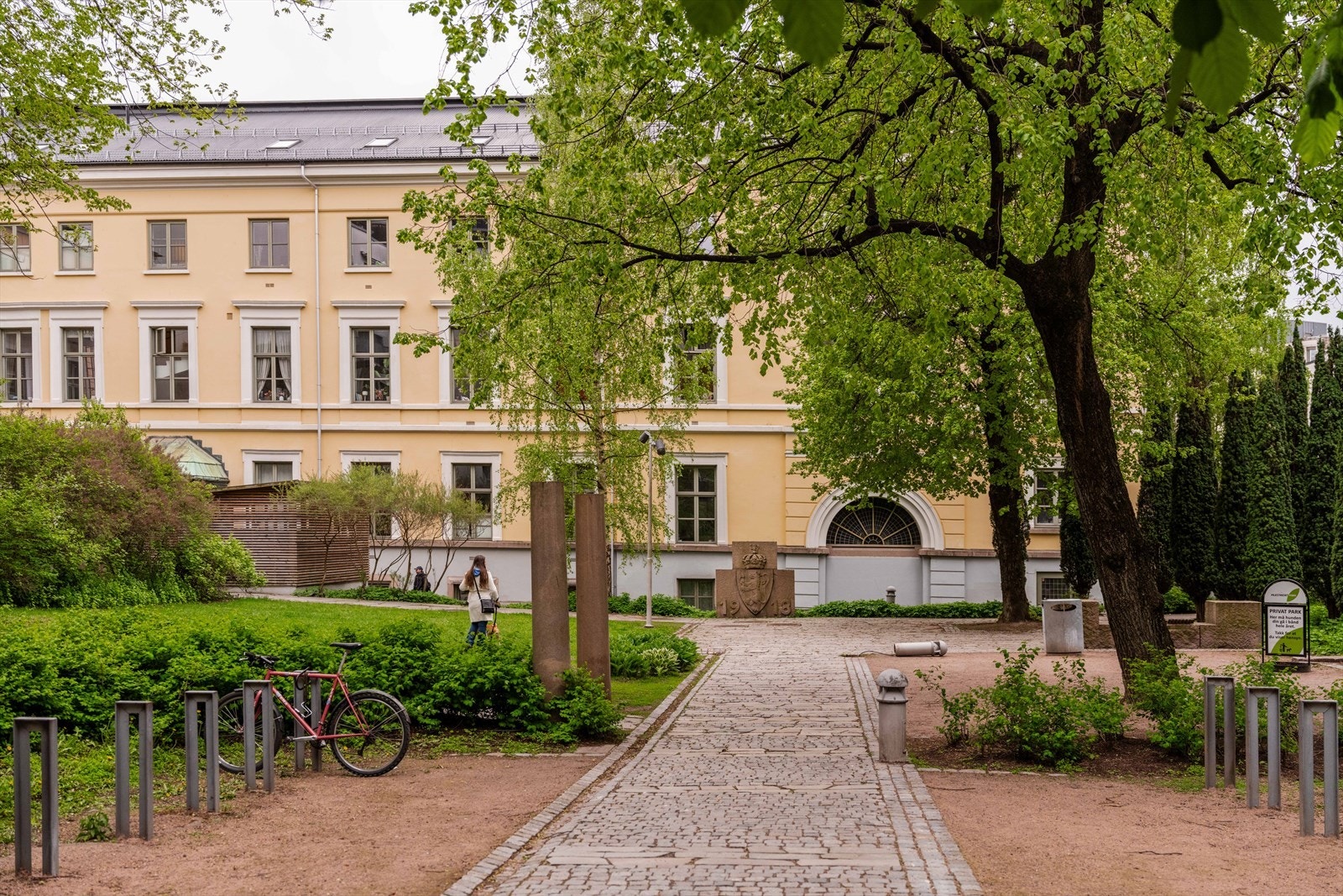 En grønn oase midt i byen med kort vei til alt av servicetilbud. Galleribilde