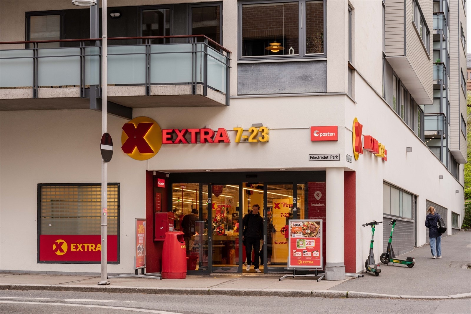 Dagligvarehandelen er enkel med Coop Extra, som har Post i butikk, kun ett minutts gange fra leiligheten. Galleribilde