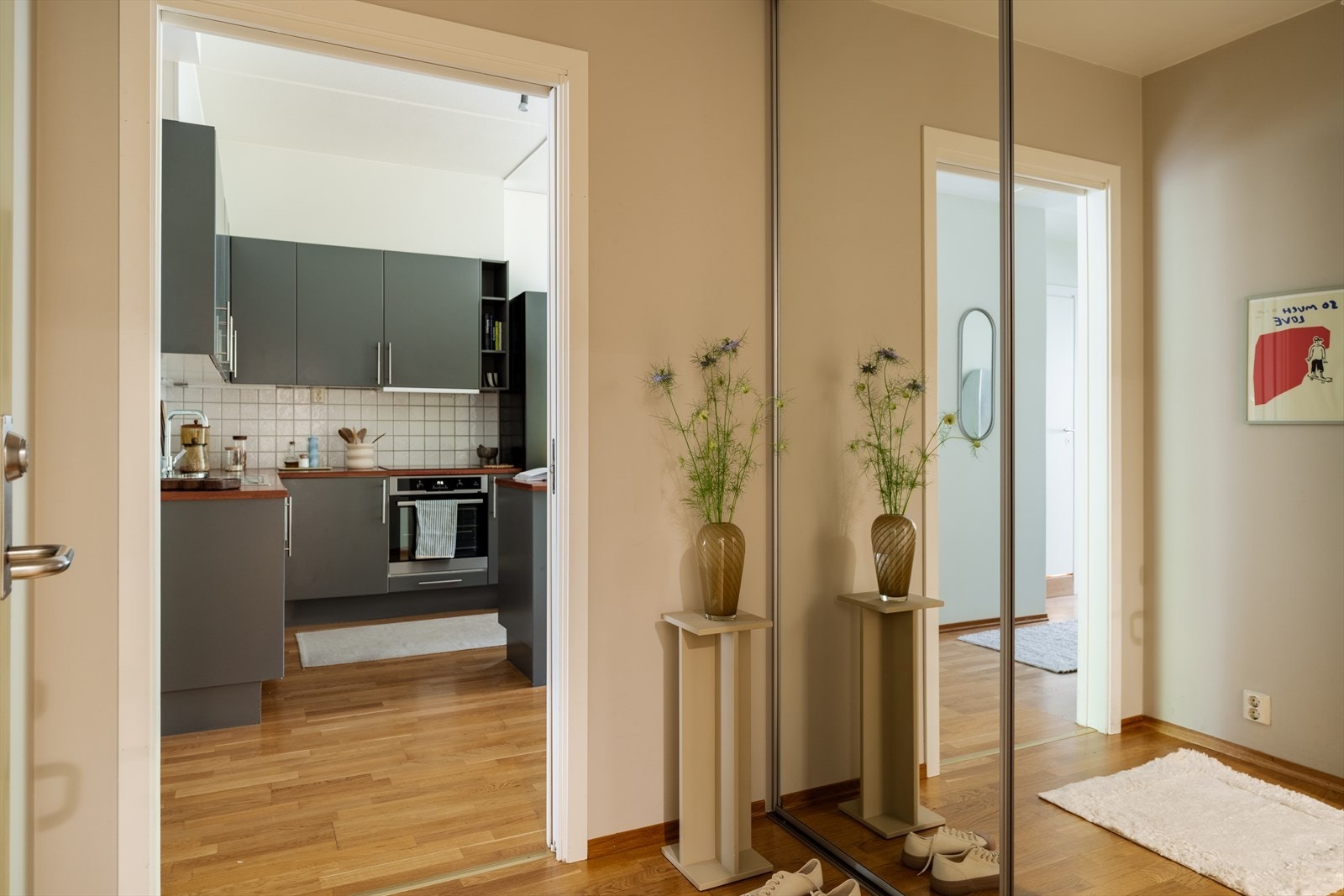 Entréen har en praktisk og romslig skyvedørsgarderobe med plass til å sette unna yttertøy. Galleribilde
