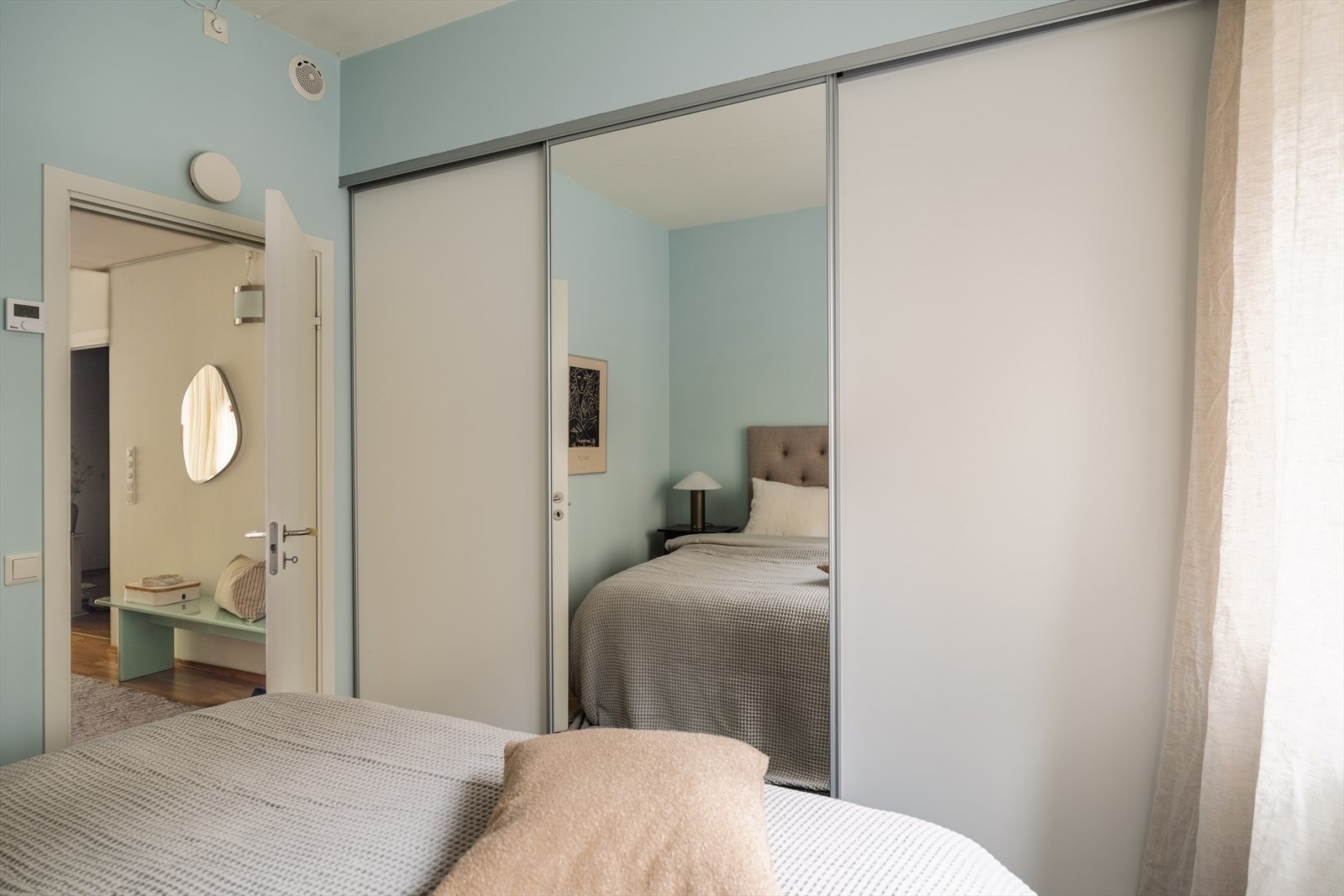 Hovedsoverommet har en stor skyvedørsgarderobe med god oppbevaringsplass. Galleribilde