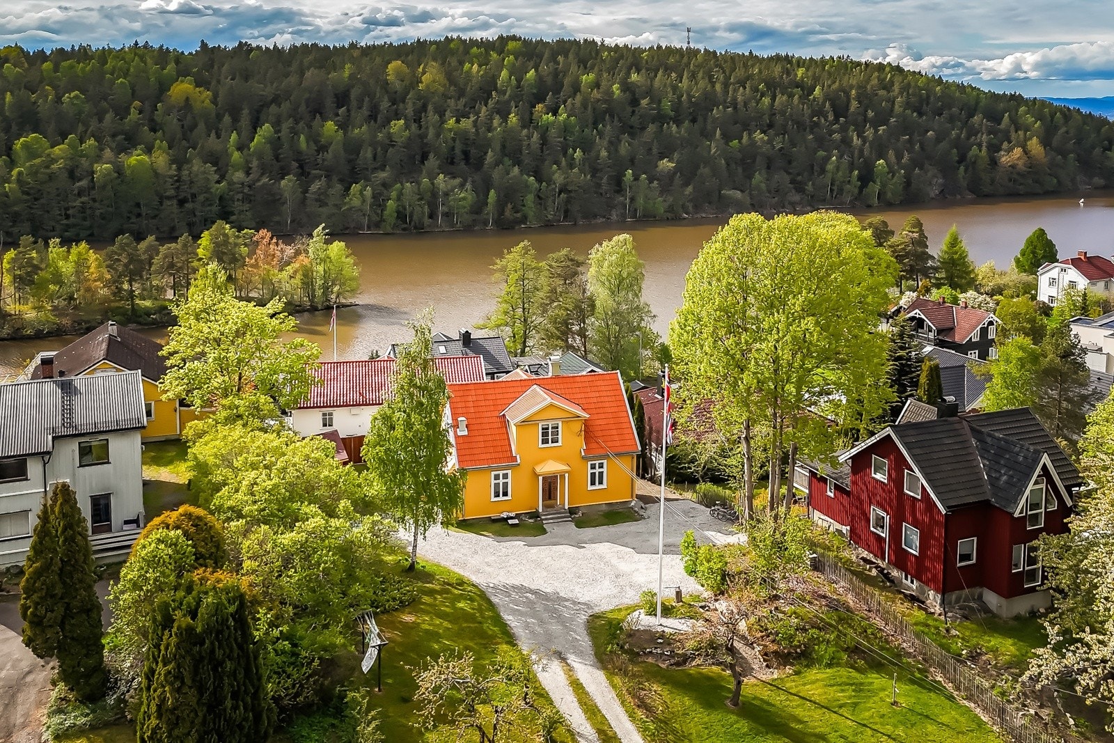 Flott beliggende enebolig i et hyggelig og barnevennlig boligområde - eiendommen ligger et steinkast fra Kolbotnvannet med flotte turmuligheter Galleribilde