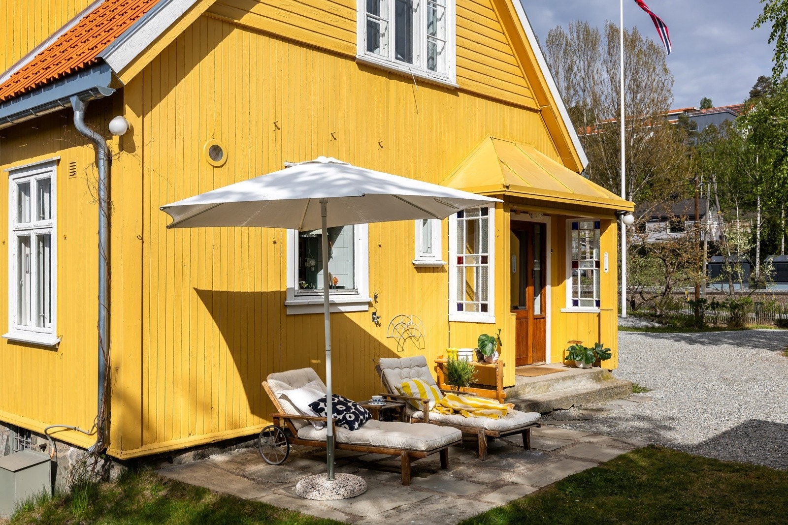 Uteplassen ligger mot syd og har gode solforhold Galleribilde