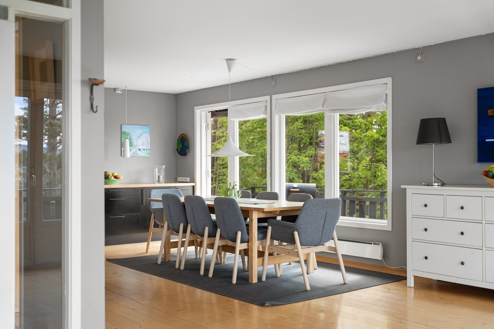 Her er det god plass til et langbord - perfekt for sosiale middager og gode samtaler. Galleribilde