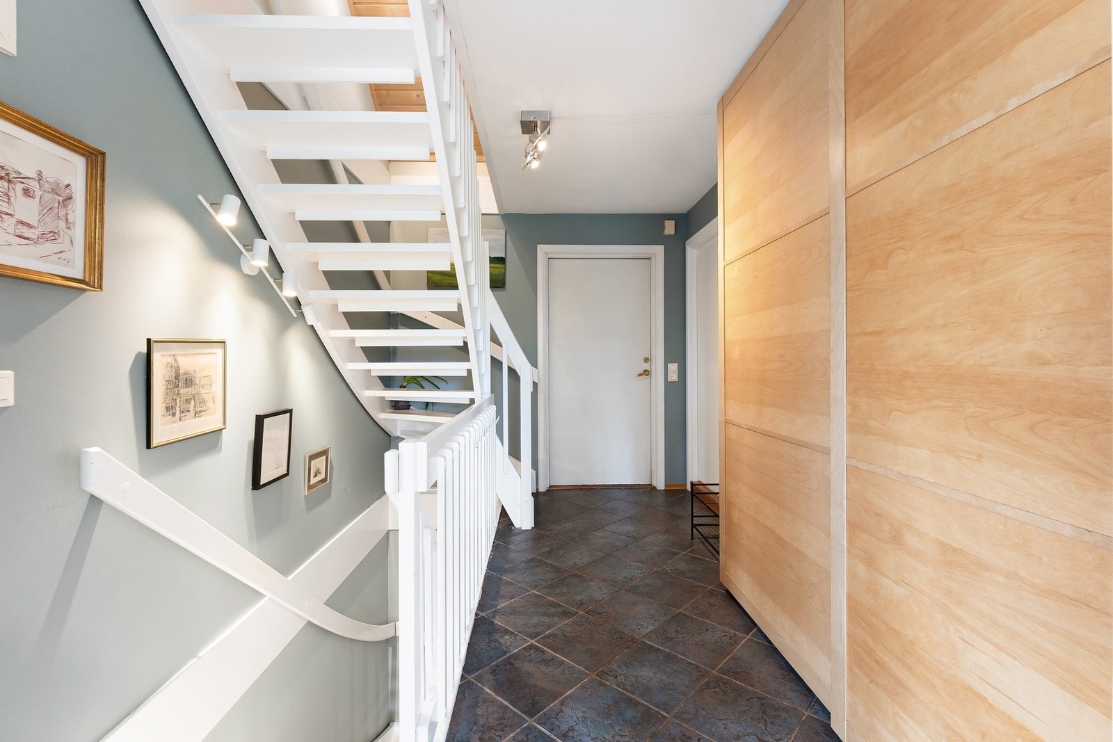 Her ønskes du velkommen inn til en flislagt entré med varmekabler og godt med oppbevaringsmuligheter. Galleribilde