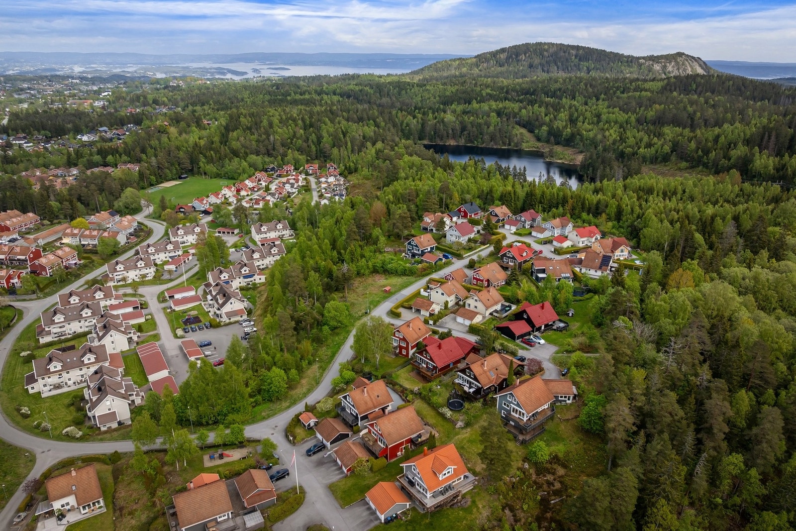 Ellers er området rundt vedlikeholdt av en frivillig driftet velforening. Galleribilde