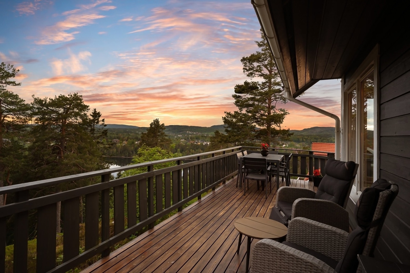 Eneboligen har også terrasse i begge etasjer, 6 soverom, treningsrom og hage. Galleribilde