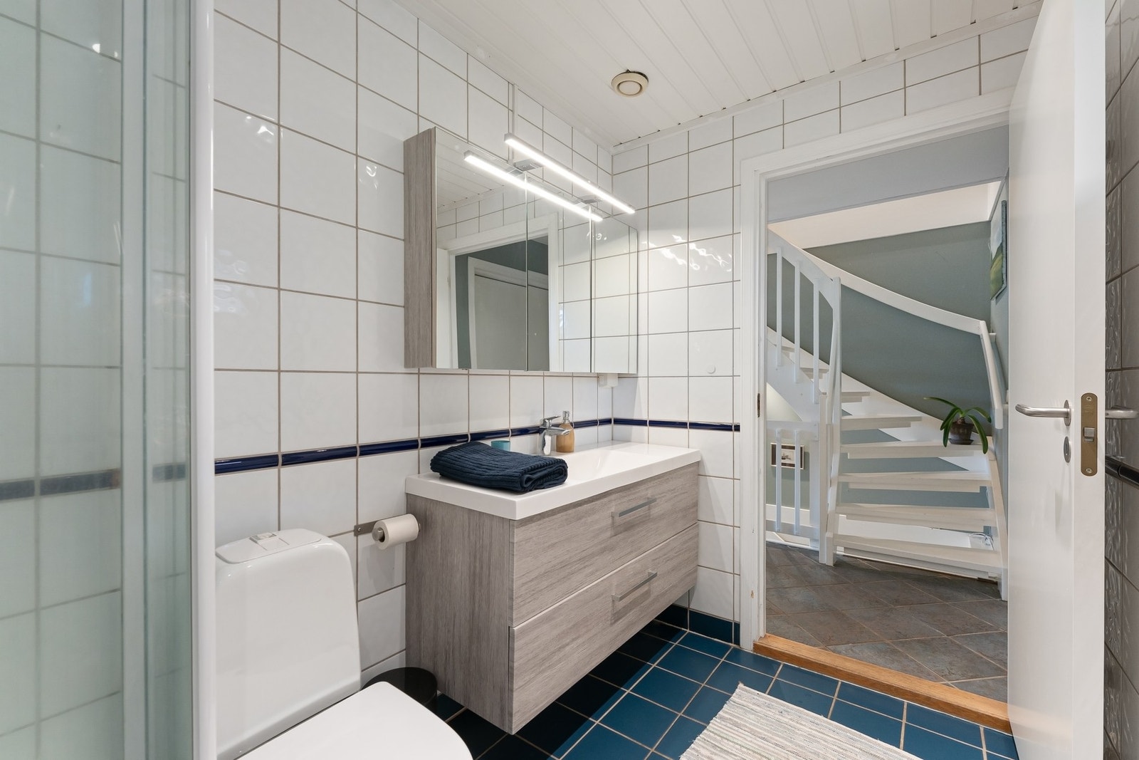 Badet er flislagt med varmekabler rett på innsiden av inngangspartiet. Galleribilde