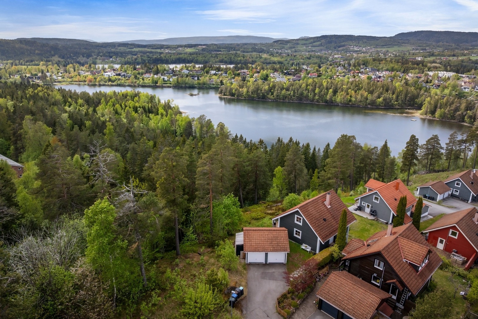 Dagens garasje er delt i to. En del brukes til treningsrom og en del er parkering med el-bil lader. Galleribilde