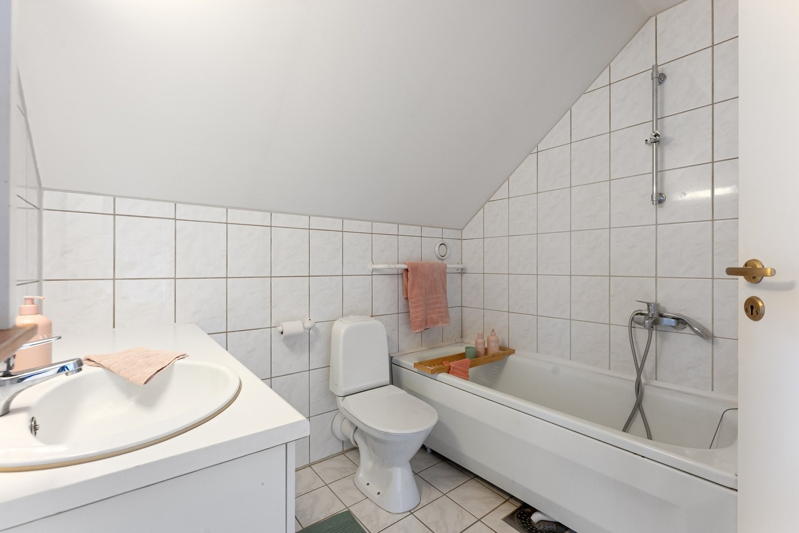 I dag innredet med servantskap, hyller, speil og badekar. Galleribilde