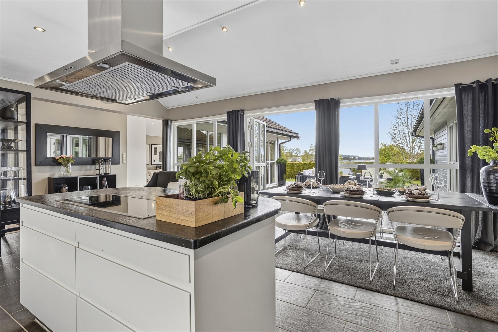 Den romslige spisestuen har god plass til et langbord og fremstår som et naturlig samlingspunkt for både hverdagsmåltider og hyggelige sammenkomster. Galleribilde